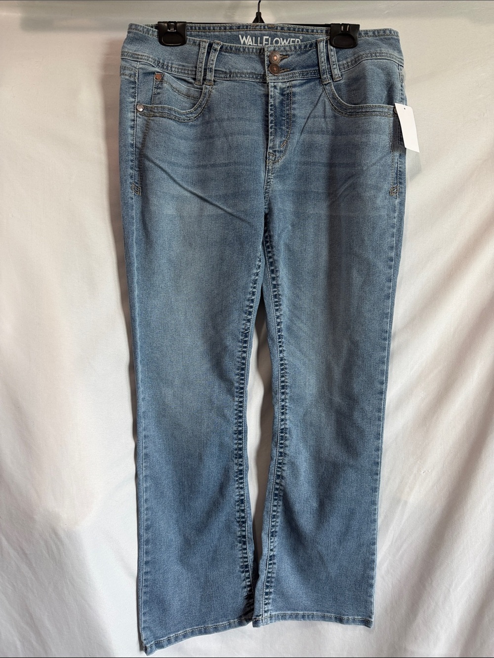 Wallflower Women’s Light Wash Straight-Leg Jeans